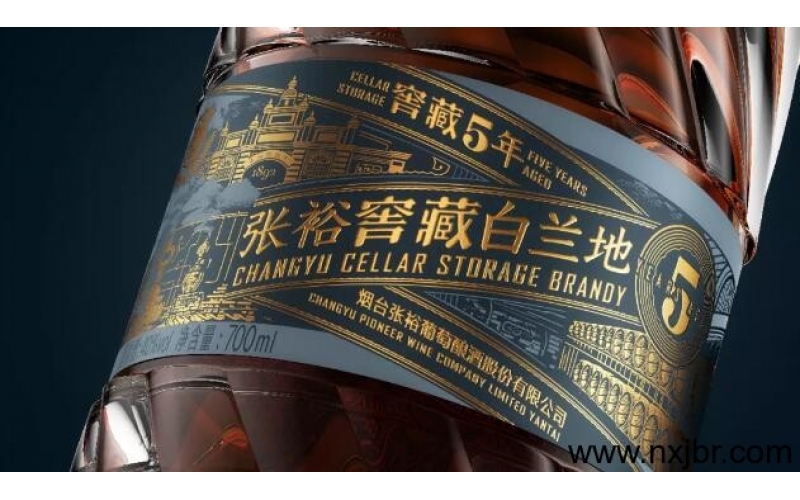 張?jiān)！僚嘶⑦@瓶白蘭地的包裝設(shè)計(jì)，帶人回味窖藏經(jīng)典！